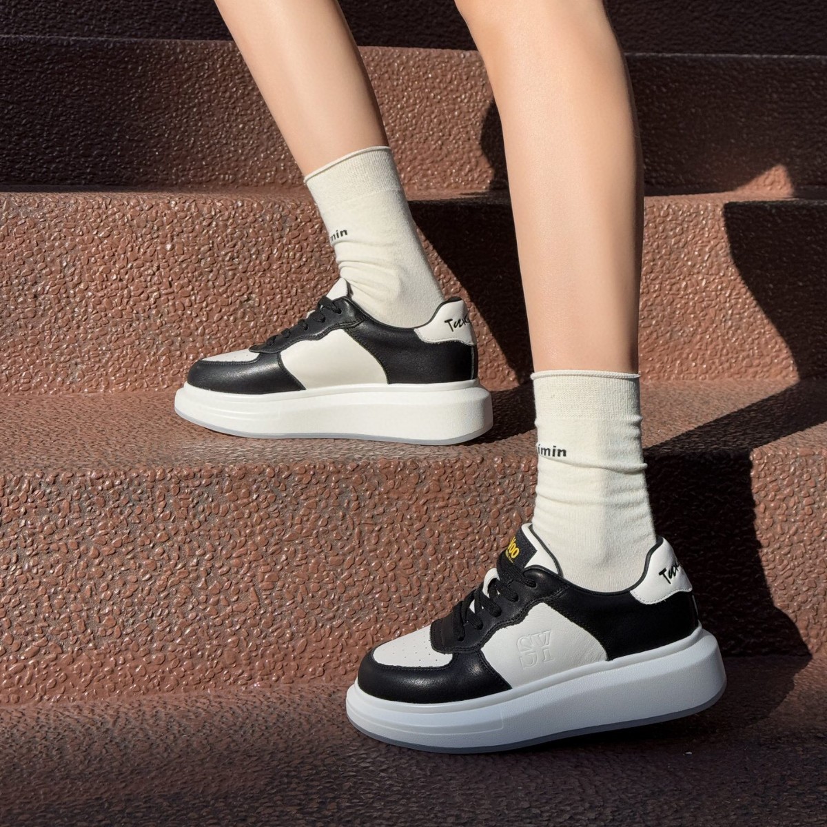 Giày sneaker nữ đế dày chunky trắng thoáng khí mùa hè 2024 — Màu trắng