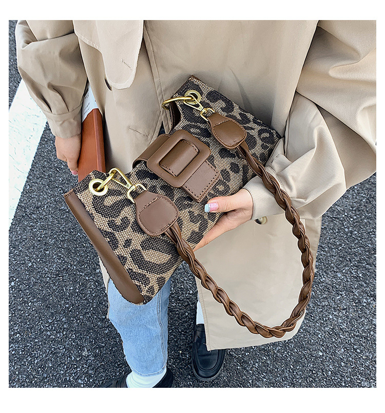 Trendy Bags Women's 2021 Autumn And Winter New Fashion Leopard Print Shoulder Underarm Bag All-match Crossbody Baguette Bag display picture 11