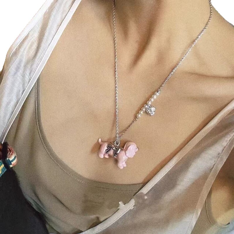 2025 新 Zhao Lusi 同じスタイルのかわいいピンクのダックスフントの子犬のリボンペンダントネックレスロングアクセサリー装飾|undefined
