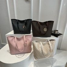 批发时尚字母手提托特包女包2025春新款大容量单肩包网红潮腋下包