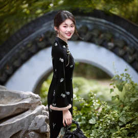新中式丝绒改良旗袍秋冬款女黑色收腰显瘦温柔文艺复古风连衣裙