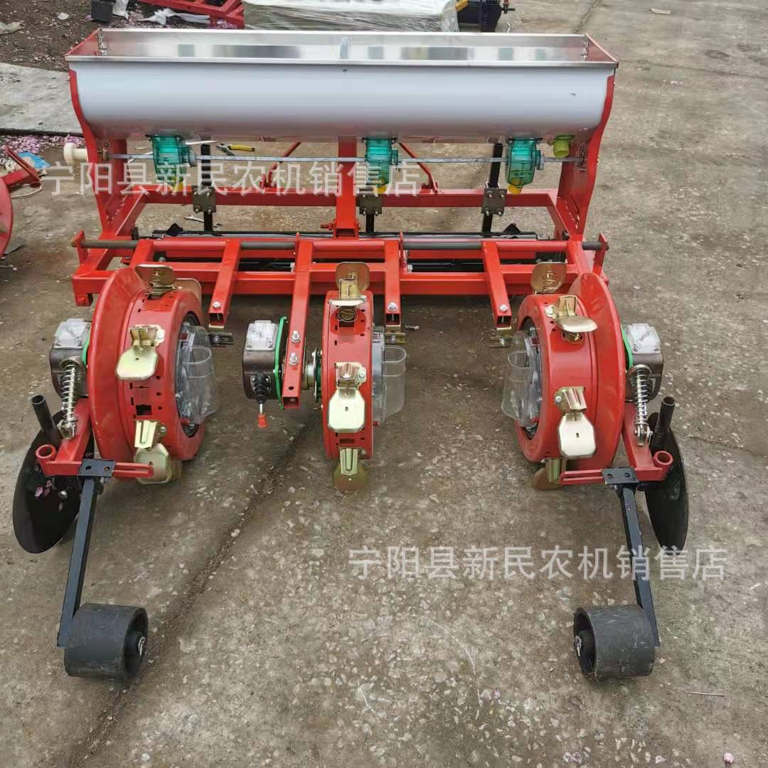 甘肃地区用一垄三行膜上玉米播种机铺膜1.2米-1.4米可调可加喷药