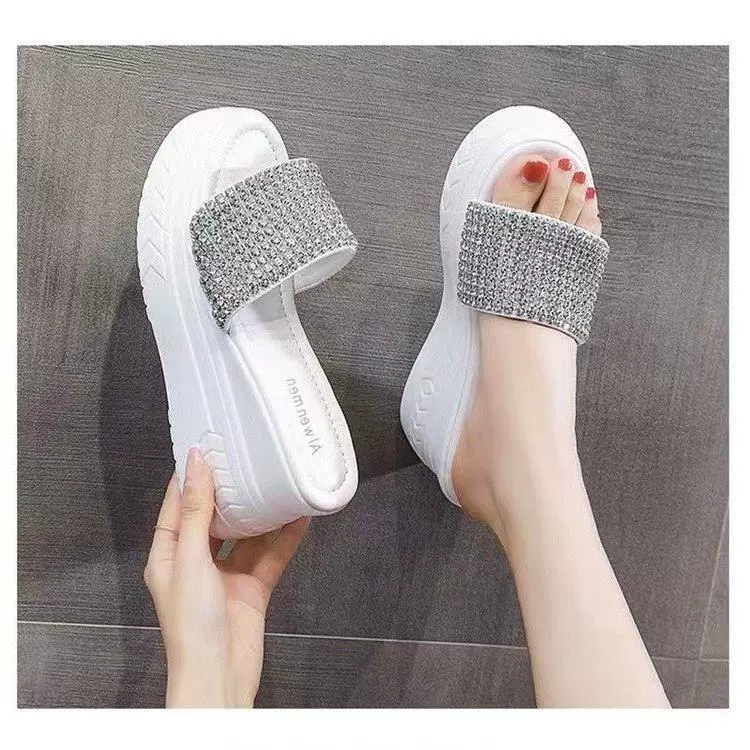Повседневные тапочки для кексов со стразами 2024 летние новые модные Универсальные верхняя одежда на танкетке сандалии для женщин