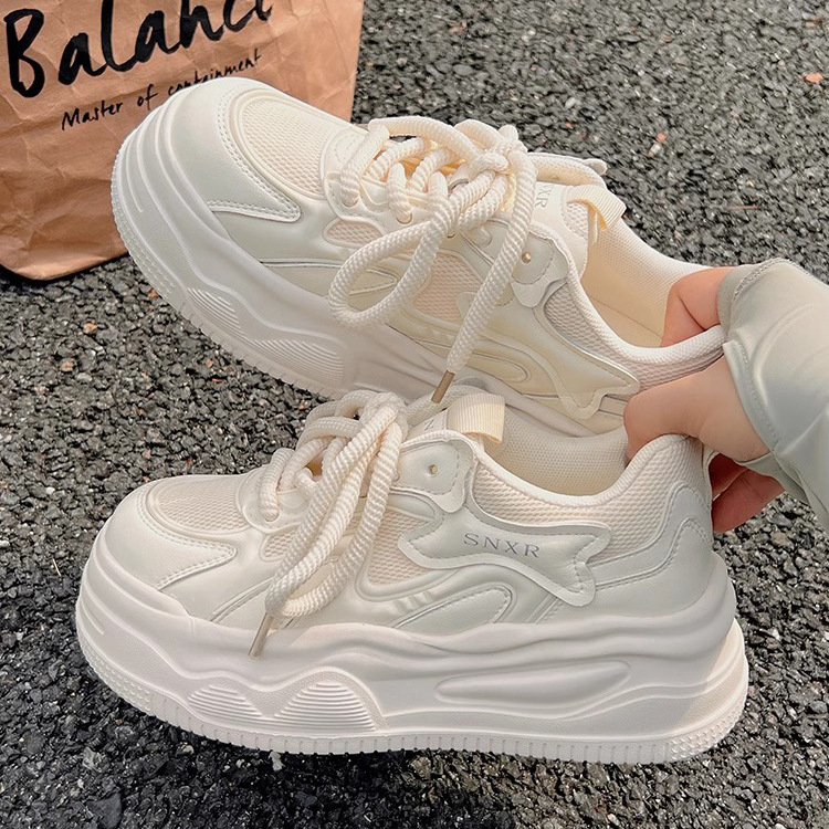 Zapatos blancos de altura de suela gruesa para mujeres, verano 2025, nuevos zapatos de entrenamiento de Nichizhong, zapatos deportivos casuales para mujeres.