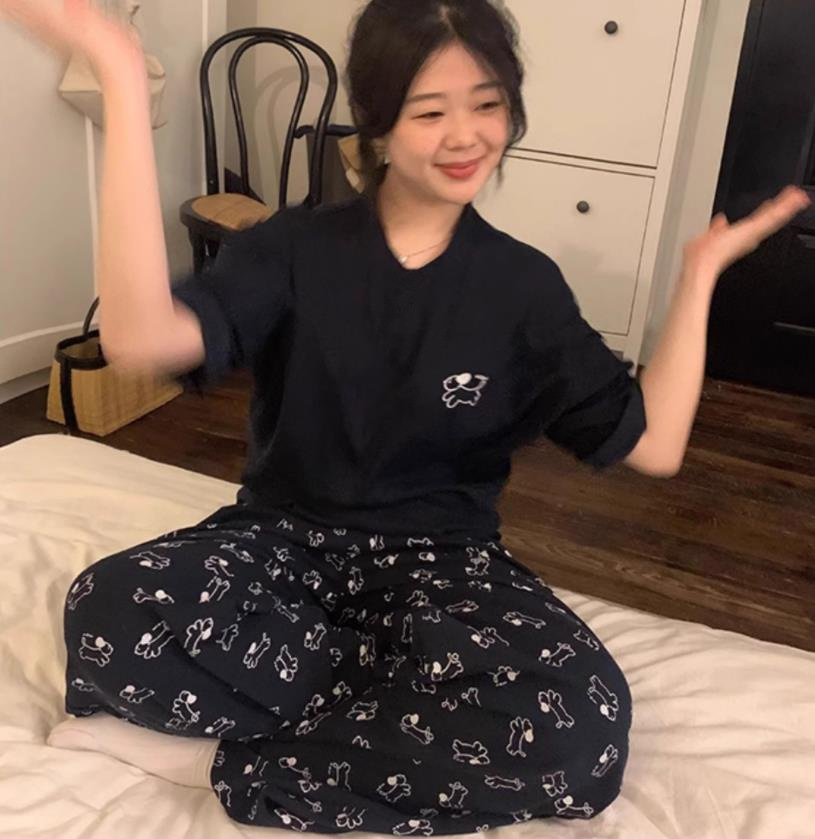 검은색 작은 개가 짧고 길다
