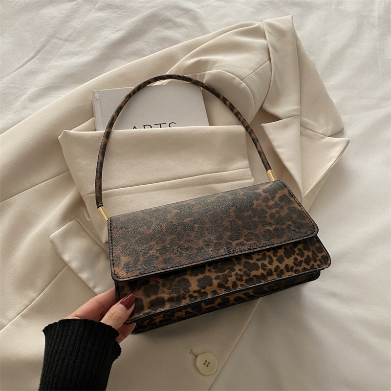 Nicho de diseño de moda retro versátil bolso pequeño para mujeres 2024 invierno nueva tendencia de textura de hombro brazo bolso de mujer