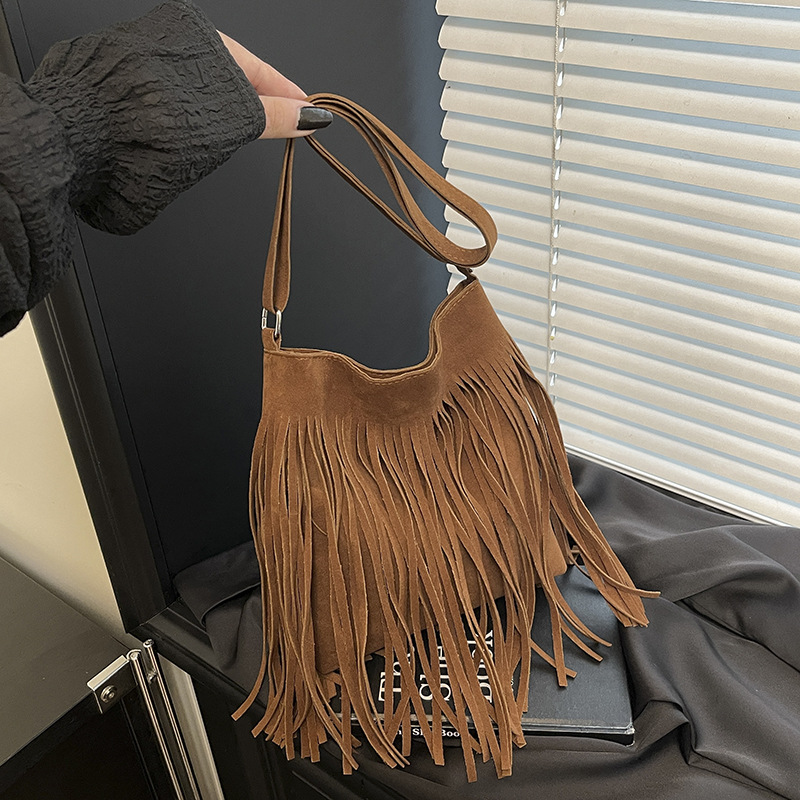 小众设计包包女2025秋季新款时尚简约磨砂单肩斜挎包流苏水桶包