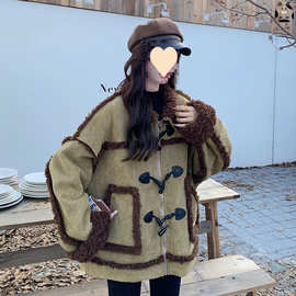 军绿色牛角扣皮毛一体羊羔毛外套女秋冬设计麂皮绒机车服棉服