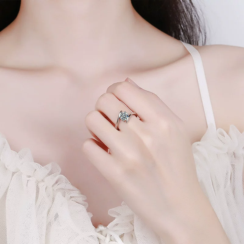 Trend accessory, wedding ring, simple and elegant design, one carat diamond