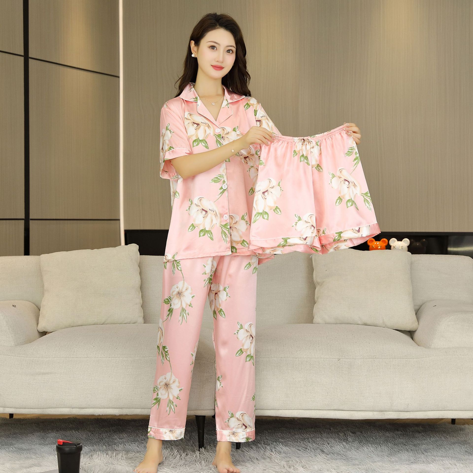 2025 nuevo estilo pijama mujer verano hielo seda fina solapa pantalones de manga corta traje de tres piezas se puede usar en el exterior