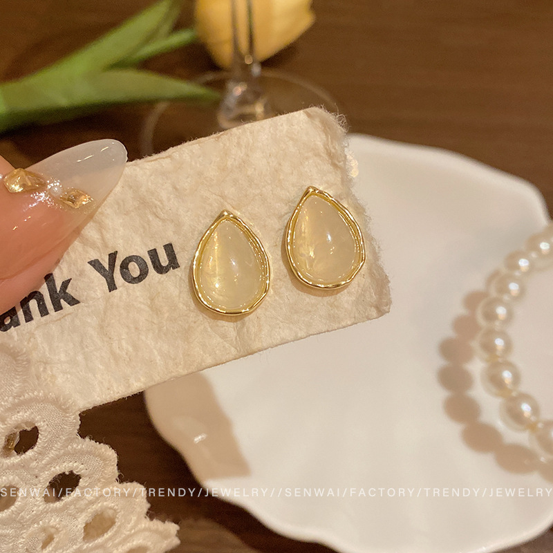 925 aguja de plata retro geométrica pendientes de metal nicho femenino elegante alto sentido pendientes populares todos los partidos pendientes al por mayor