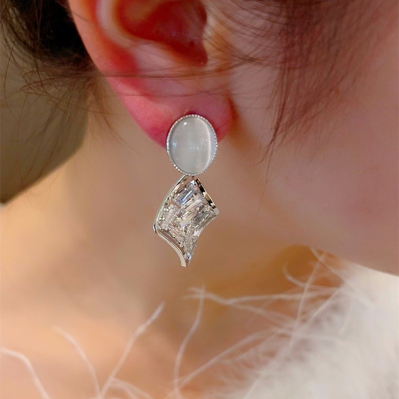 Fashionable geometric earrings with zircon