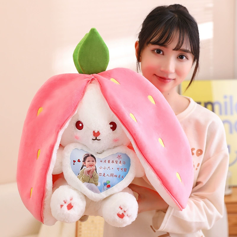 Встряхните звук той же чистой красной куклы-клубничного кролика Морковь Кукла-Кролик плюшевая игрушка кролик, спрятанный в клубнике