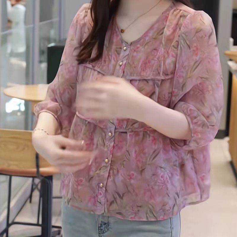2025夏の新商品の大衆高級シフォンのゆったりとした七分袖の優しいシャツはやせた気質のお母さんのシャツの女性を見せます。|undefined