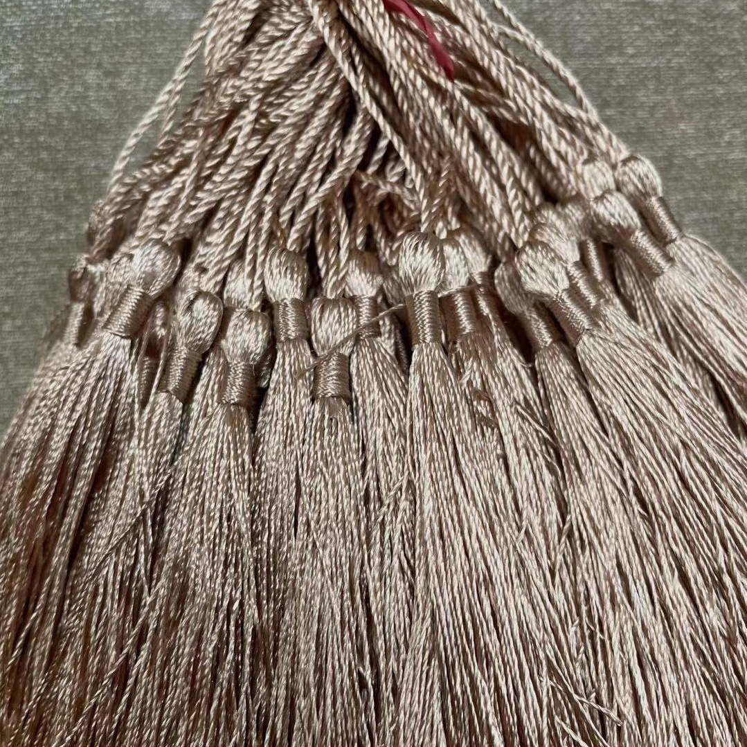 Fabricantes al por mayor de bordilla pequeña espiga colgante China nodo bordilla pequeño marcador de bordilla caja de regalo colgante fan espiga