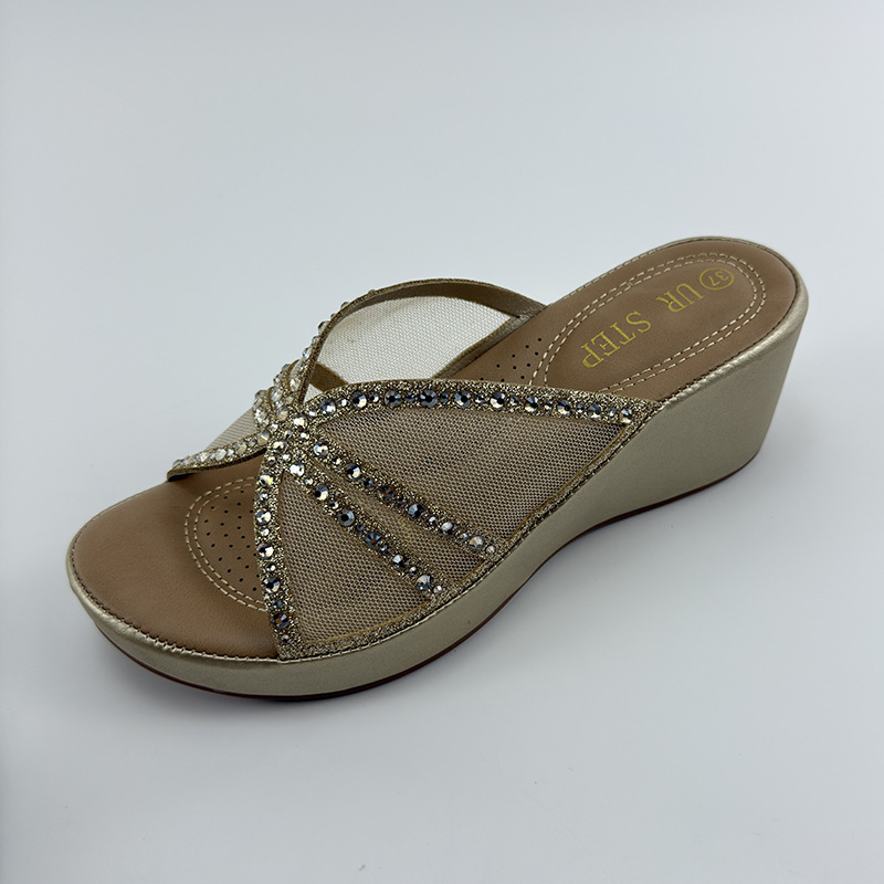 Zapatillas de tacón alto para mujeres de verano de malla de diamante de agua otoño de 2026 nuevo hombre pequeño con una parte inferior gruesa de una zapatilla confortable pendiente de zapatillas frías