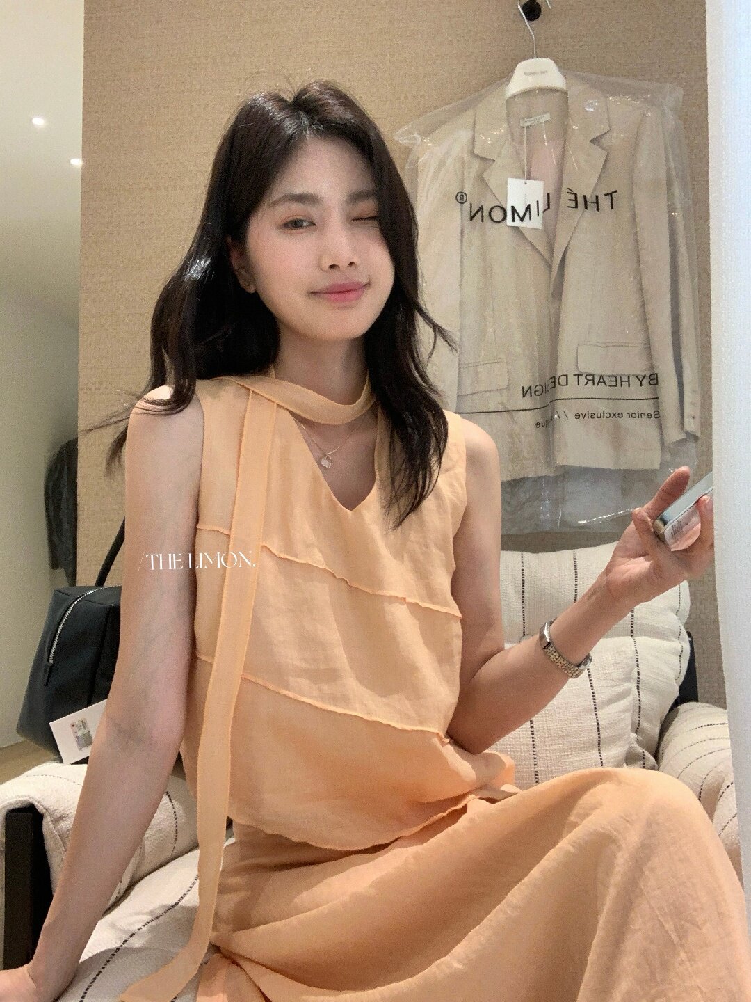Bộ áo hai dây kết hợp chân váy midi nữ tính chất tơ tằm phong cách Hàn Quốc — màu cam, màu mơ chi tiết 35