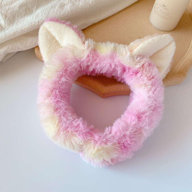 顔を洗って髪を洗って新型の少女の韓国の化粧をつけてマスクの専用のカチューシャをつけます。