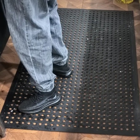 厨房餐厅防水防滑防油污脚垫隔水饭店隔水耐寒防冻带孔防滑橡胶垫