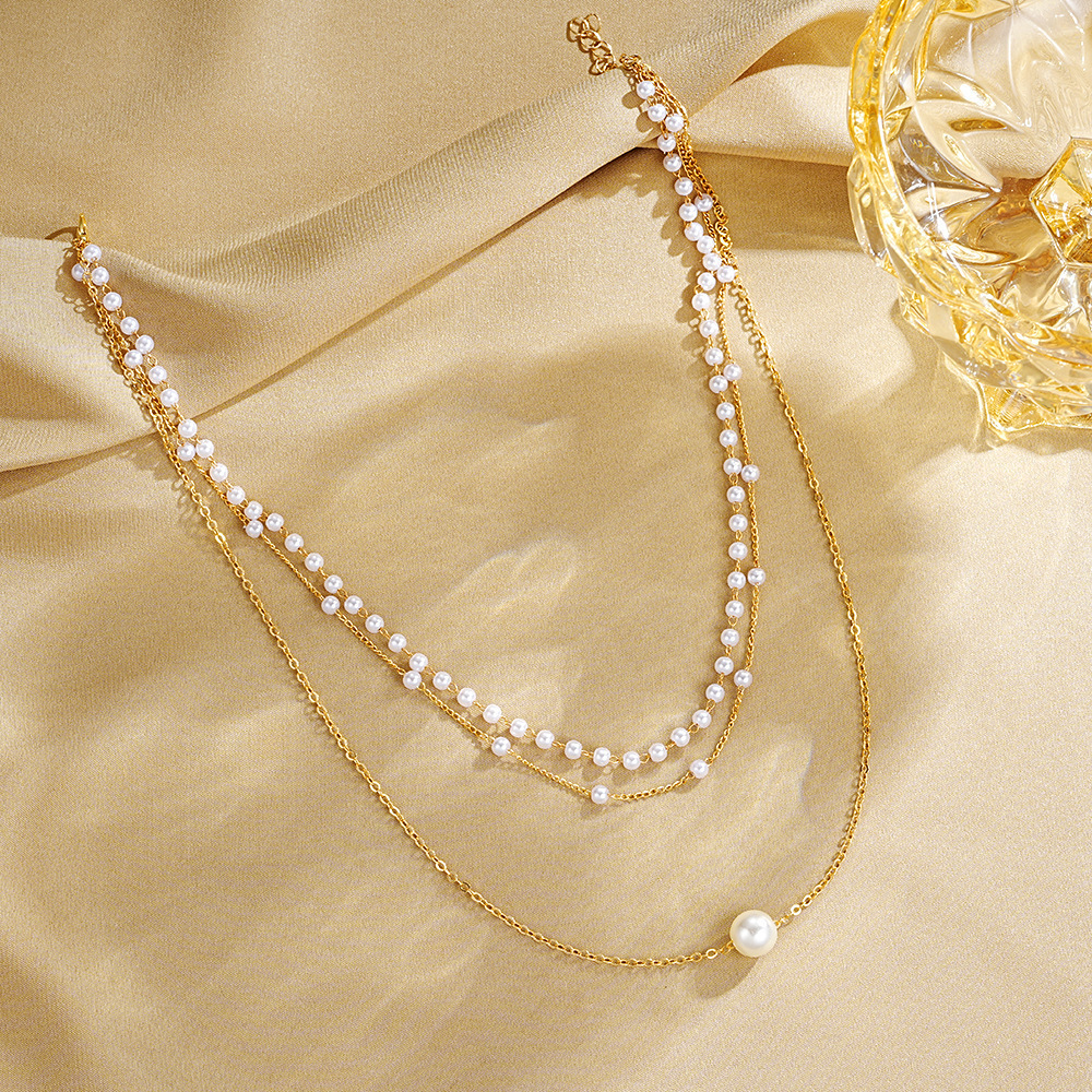 Damhalsband med trelagers pärlkedja retro och elegant_voghion.com