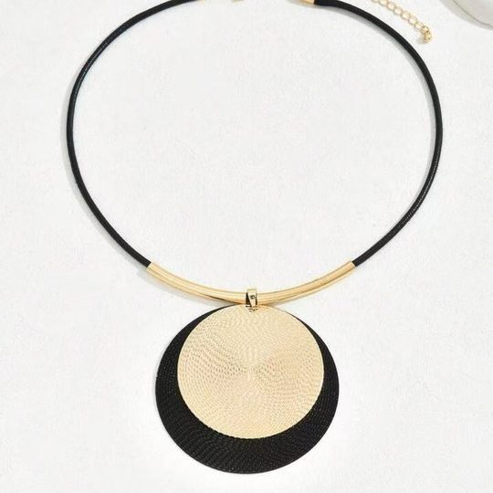 European and American Cross-border Round Necklace Women's High-end Light Luxury Fashion New Pendant Necklace Valentine's Day for Girlfriend
