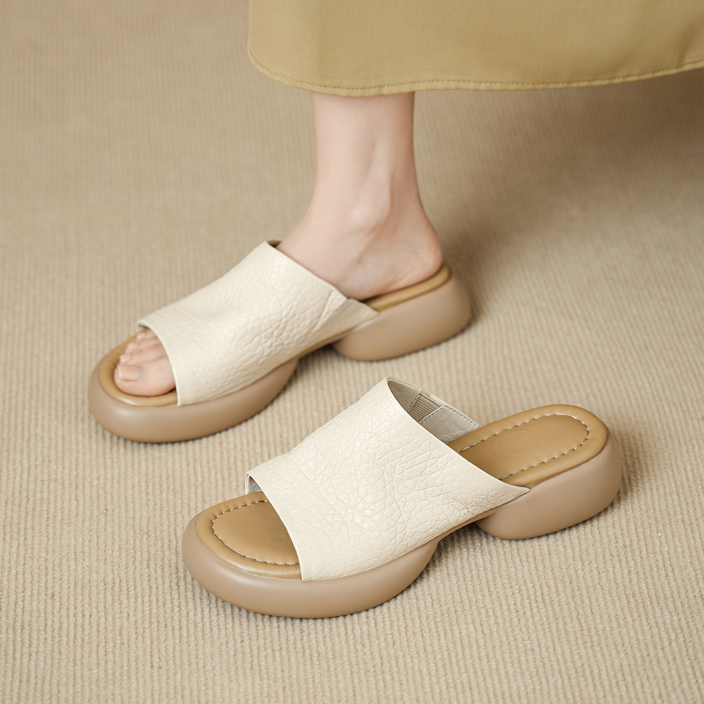Dép sandal nữ quai chữ V đế dày da cừu khóa thắt lưng — đen