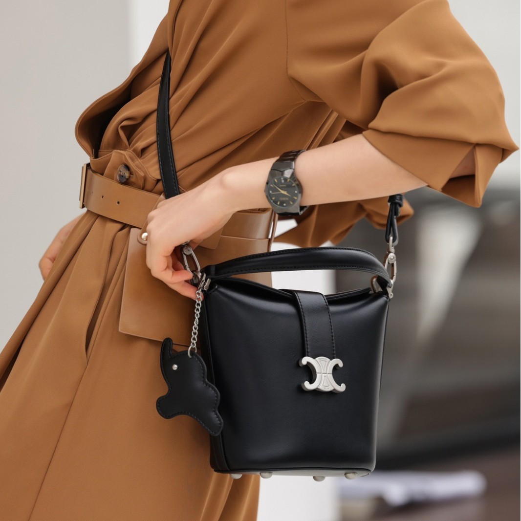 El nuevo bolso de mujer 2025 lleva el arco del triunfo portátil, el cubo de agua, el bolso de elefante, el colgante es lindo y exquisito.