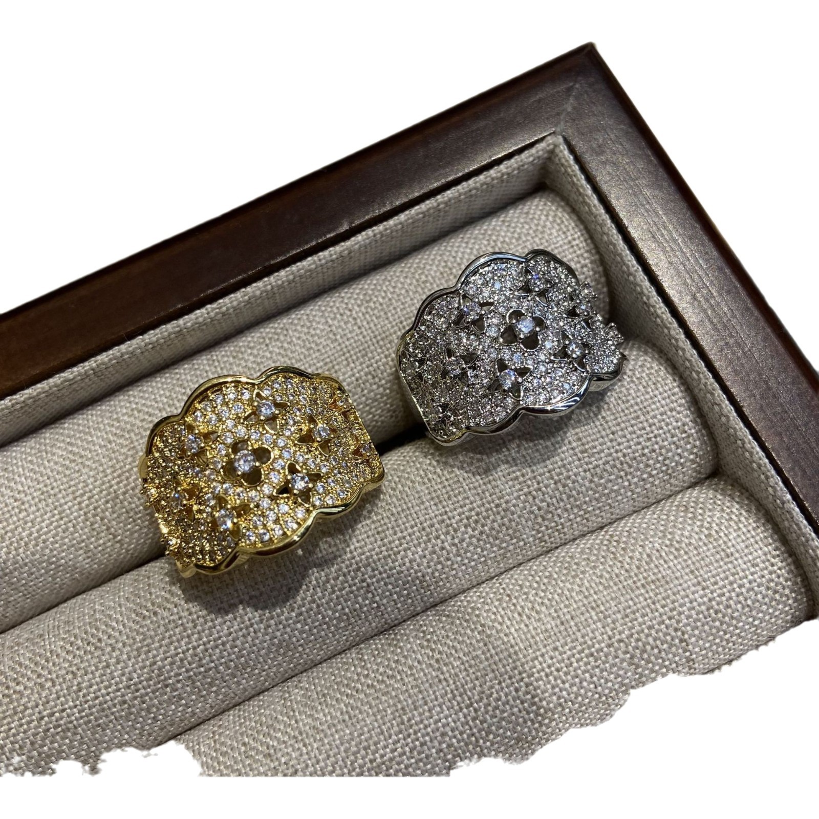 XIAOHONGSHU는 인터넷 유명인이 생방송하는 여성을위한 이탈리아 수제 BRATI 풀 다이아몬드 지르콘 중공 레이스 반지와 동일한 스타일을 추천합니다