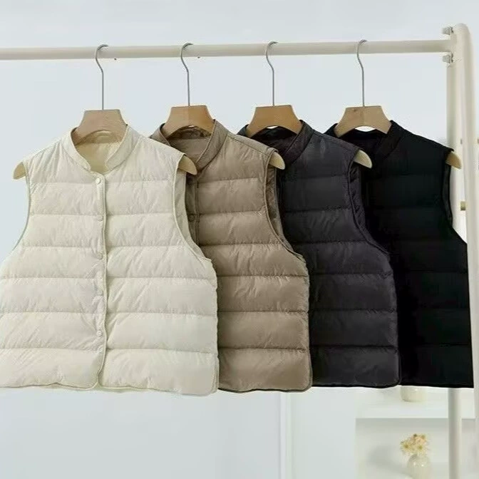 Лёгкий короткий пуховик-жилет с воротником-стойкой для женщин, новинка осени-зимы 2025 года, без рукавов, утеплённый, белый, из утиного пуха, модный.