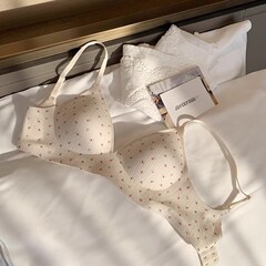 オリジナル2025新型ねじ綿三角カップ小胸下着女性が快適に副乳を集めて垂れ下がるのを防ぐ美背文