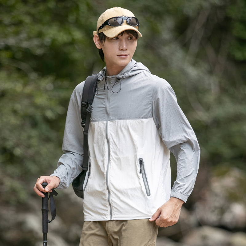 Ropa de protección solar al aire libre de montaña para hombres y mujeres de verano nueva seda de hielo delgada impermeable ropa de moda de protección solar pareja chaqueta encapuchada