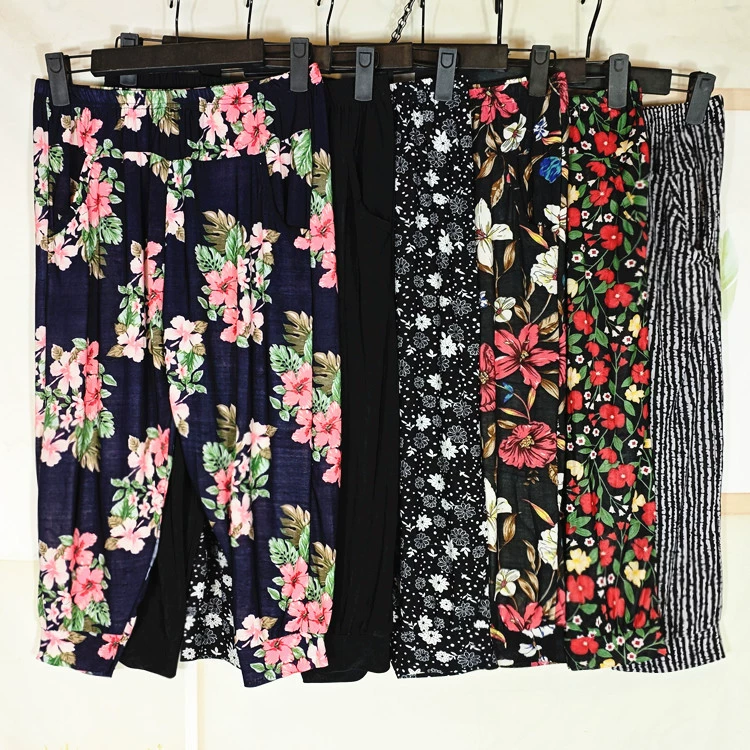 Брюки для мам среднего и пожилого возраста, шаровары, летние тонкие брюки с цветочным принтом, свободные женские брюки уличного киоска большого размера, бабушкины из ледяного шелка с девятью точками.