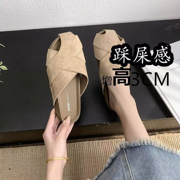 Zapatillas de verano 2026 nuevas zapatillas mueller con cinturón cruzado con boquilla de pez pisar la sensación de excremento suave de mitad de altura zapatillas de mujer