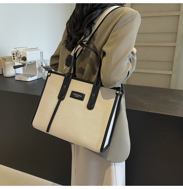 A new 2024 popular and versatile crossbody bag for women's commuting, a stylish tote bag undefined