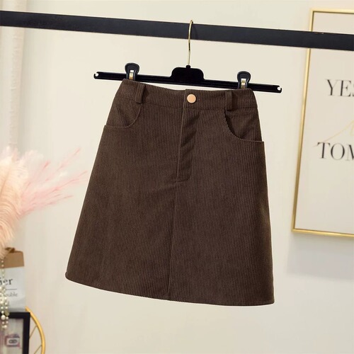 Black corduroy half-length skirt for plus-size women, autumn and winter, body-hugging, A-line, slimming, versatile one-step short skirt.