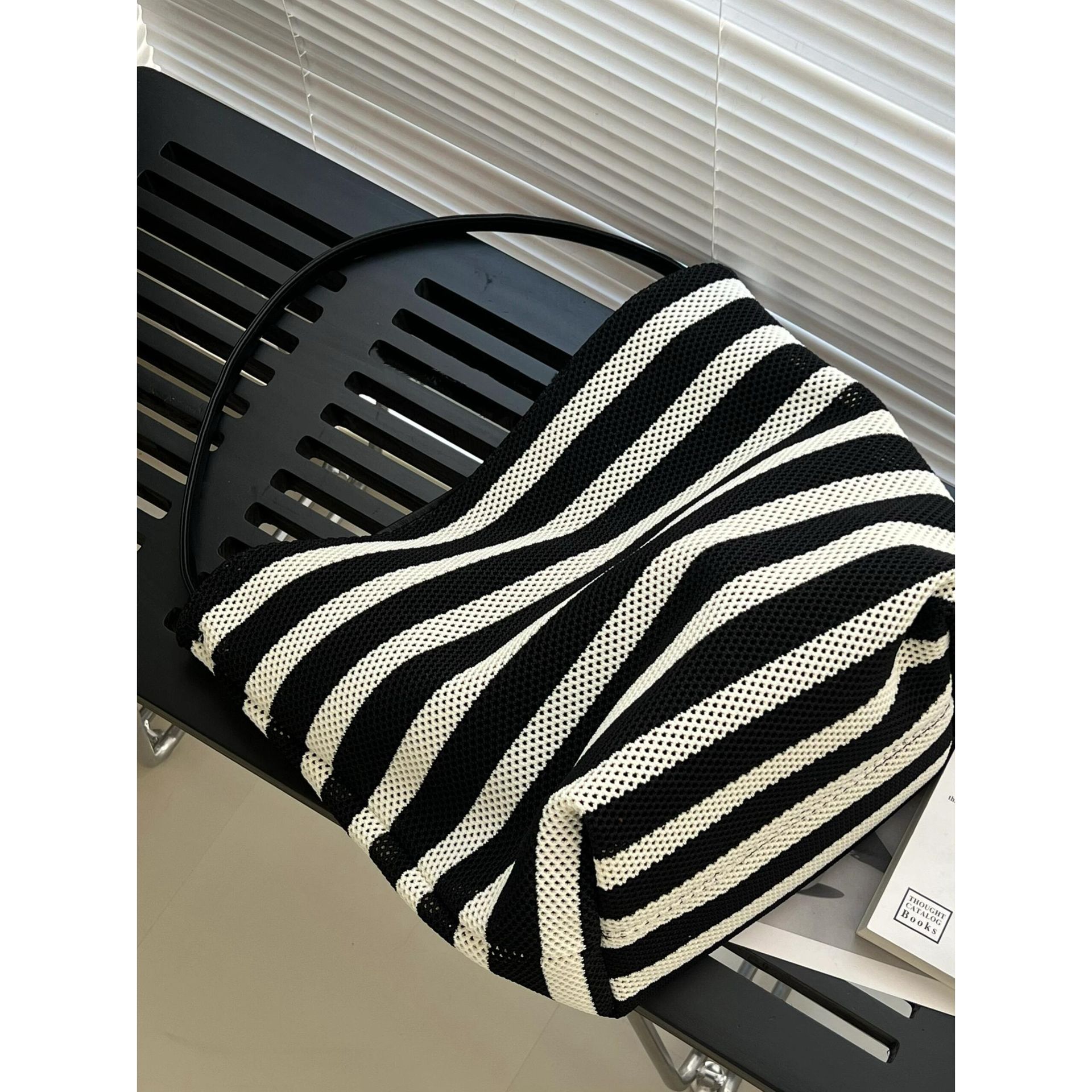 Black And White Striped Hollow Out Large Capacity Tote Bag 2026 New Casual Luxury Commuter Crossbody Bucket Bag For Women - Thumbnail 3