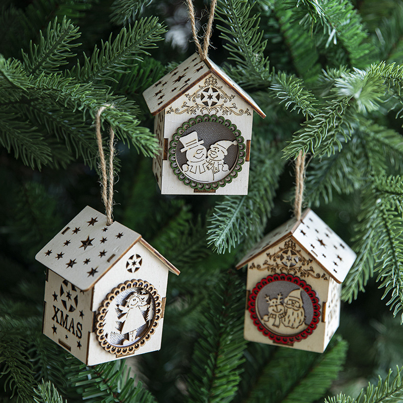 Árbol de navidad decoración creativa LED luces de colores casa de madera colgante decoración navideña atmósfera decoración escena diseño