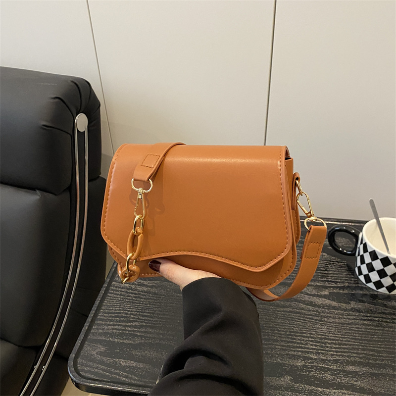 Bolsos axilales de textura simple para mujeres 2025 primavera y verano nueva moda edición limpia de moda extranjera bolso de hombro simple