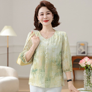 Western Style Mother's T-Shirt with Seven-Sleeve V-Neck Middle-aged and Elderly Women's Summer New Chiffon Shirt Loose Age-reducing Base Shirt