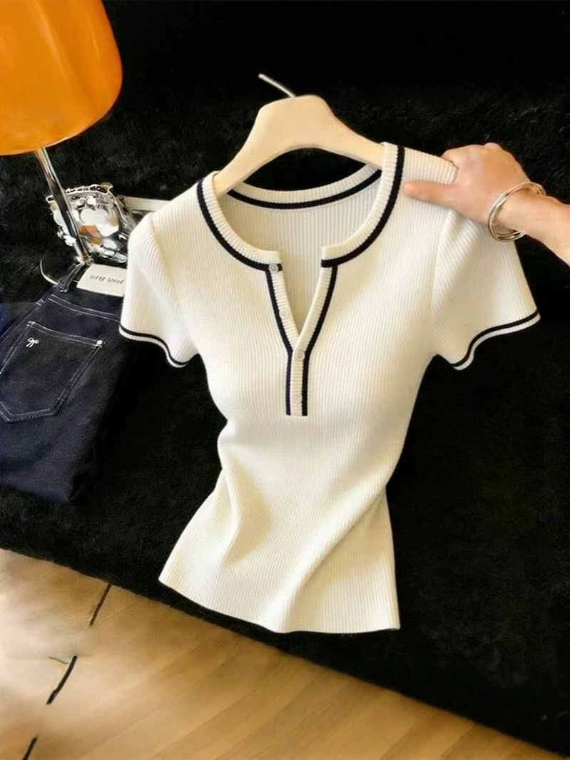 Áo thun nữ cổ chữ V tay ngắn chất liệu len lạnh form rộng — trắng