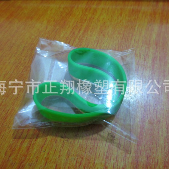 Silicone fashionable bracelet with letters