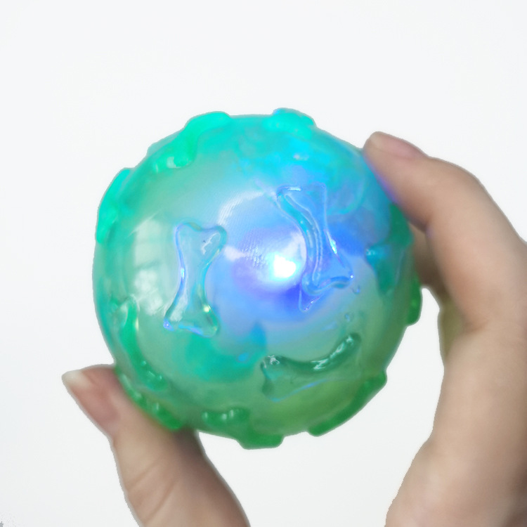 En stock al por mayor mascota flash bola juguete gato y perro LED luminoso sonido hueso bola TPR mordedura-resistente Limpieza de dientes bola elástica