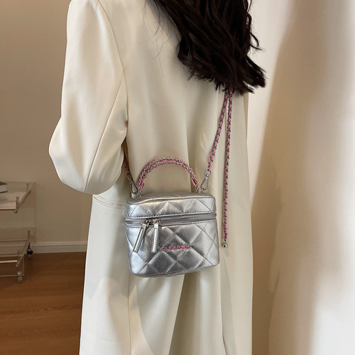 Textured mini bag for women, new trendy niche design, shoulder crossbody bag, diamond chain, portable bucket bag