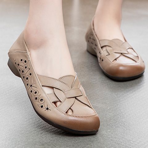 Madre sandalias de verano para mujeres de mediana edad hueco zapatos de mediana edad agujero de cabeza agujero con suela suave zapatos de cuero de ancianos cómodos
