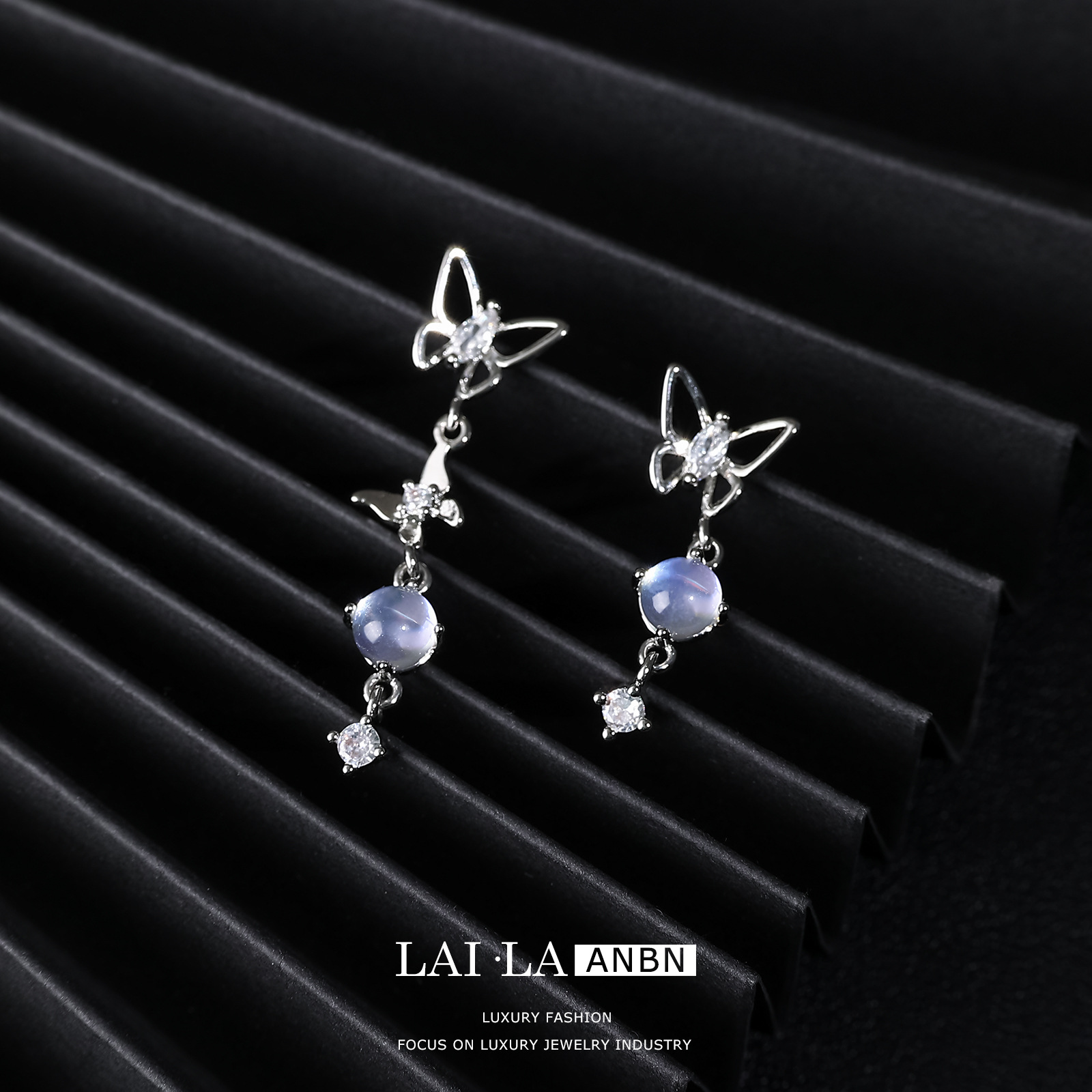 Mosquito bobina oreja clip hembra sin oreja estilo coreano Super Hada elegante exquisita mariposa Stud pendientes nicho Moonstone pendientes al por mayor