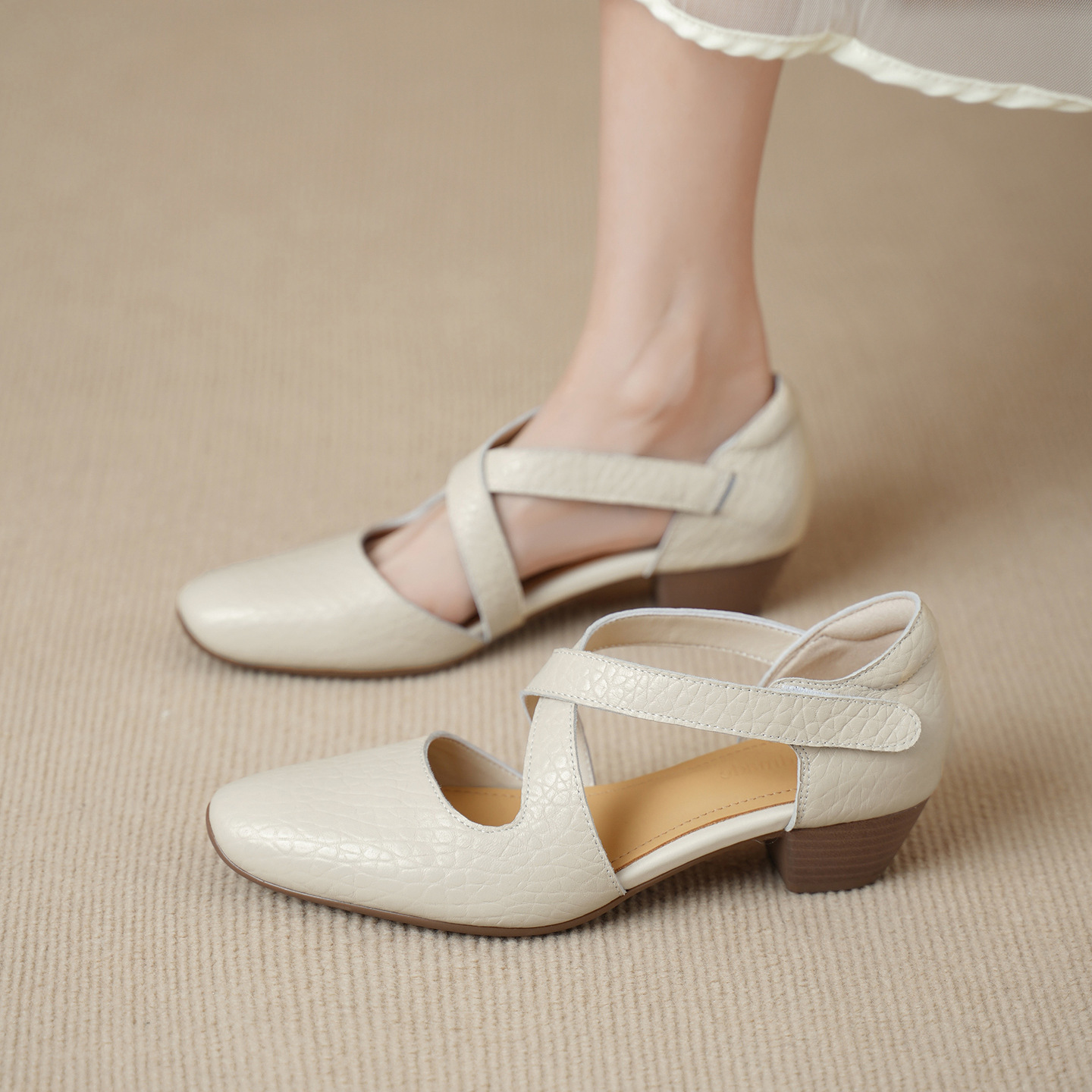 Sandal nữ da cừu mũi trùm gót vuông quai chéo dán — màu trắng ngà