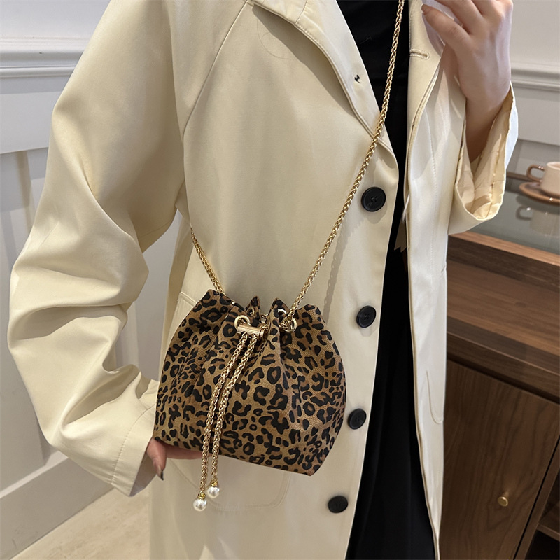 Bolsos de cubo de viaje ocio simple bolso de moda simple bolso de mujer otoño / invierno 2024 nueva moda simple bolso de hombro