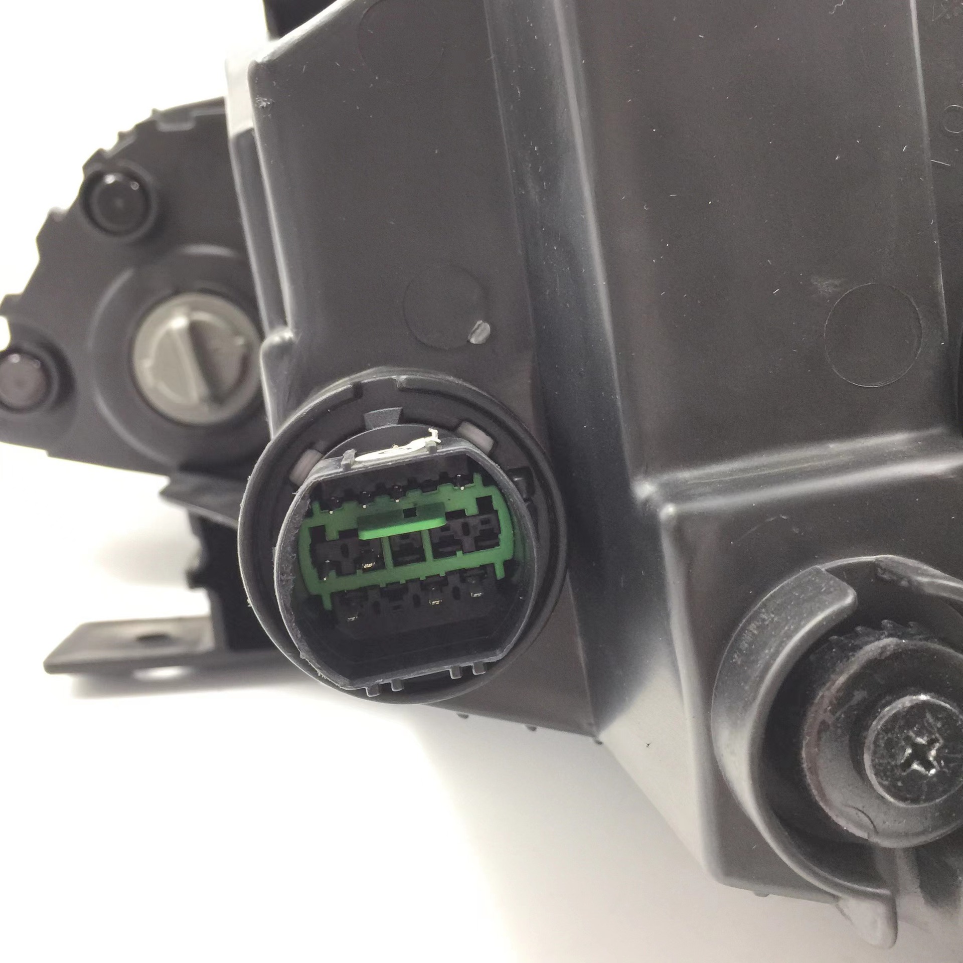 Adecuado para 16-17-18-19 moderno Yuena faro semi-montaje del coche cerca de la luz de carretera delantera