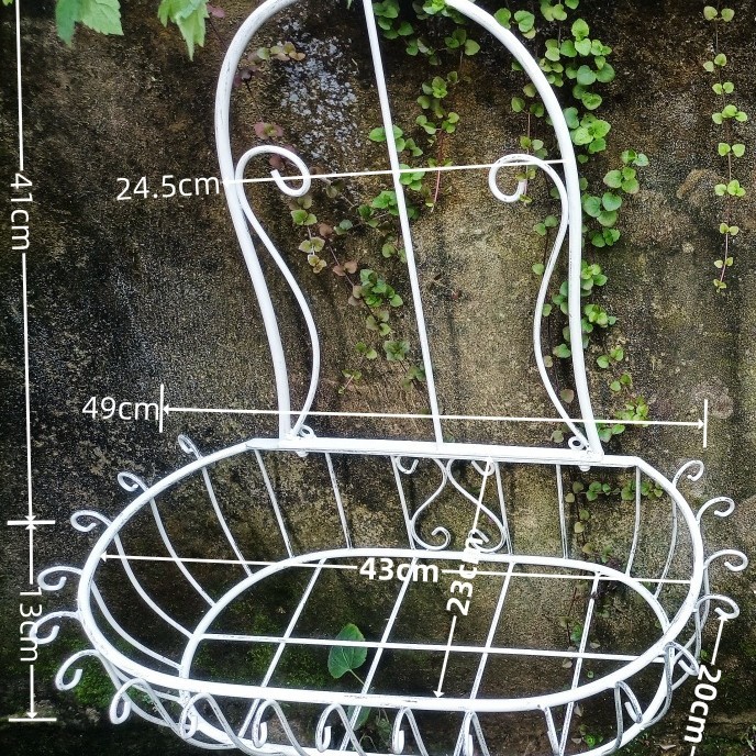 벽에 장착 된 중공 격자 무늬 꽃 바구니 큰 흰색