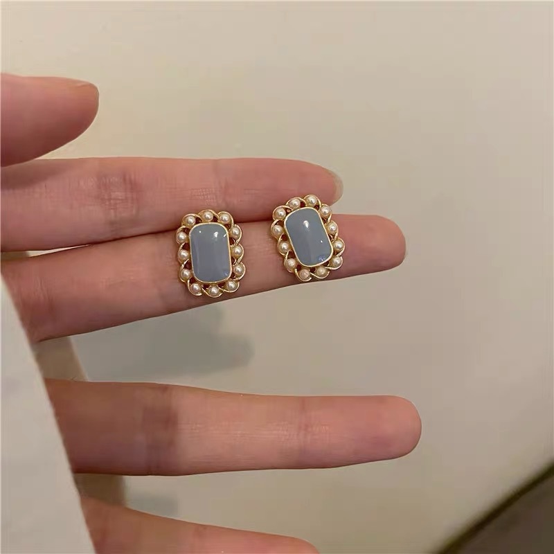 Vintage Style Geometric Alloy Enamel Artificial Pearls Ear Studs display picture 1